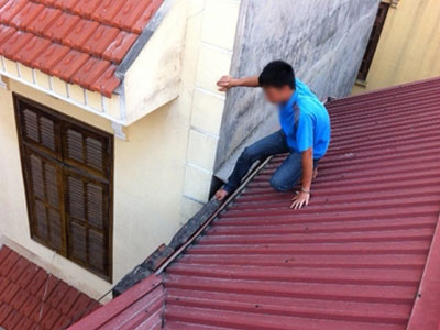 Hà Nội: Bị chủ nhà phát hiện, kẻ trộm tự cứa dao vào cổ