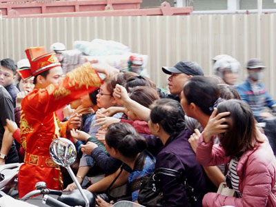Người Hà Nội xếp hàng mua vàng từ 5h sáng ngày "Thần tài"