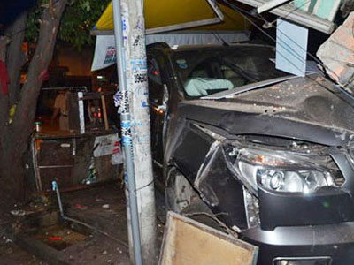 Ô tô “điên” tông sập nhà dân trong đêm, 1 bé trai nguy kịch