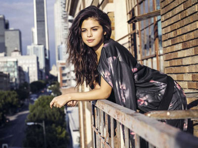 Selena Gomez tươi trẻ như thiếu nữ tuổi teen