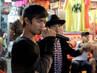 Lệ Rơi, thánh bàn chải và hot boy kẹo kéo hát trên phố Bùi Viện gây tắc nghẽn