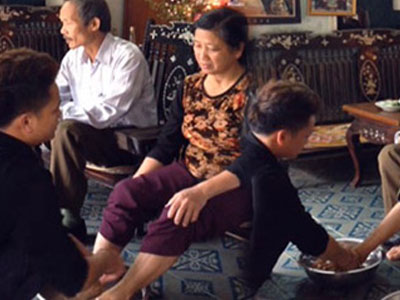Ca sĩ Vietnam Idol rửa chân báo hiếu bố mẹ gây sững sờ
