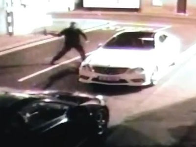 Clip: Ném gạch vào cửa xe "Mẹc", bị gạch dội thẳng vào mặt