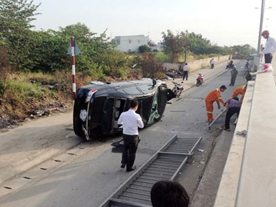 Dính "bẫy" bùn trên đường, xe biển xanh "bay" khỏi cầu