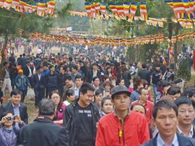 Dòng người nườm nượp đổ về dự Hội Lim