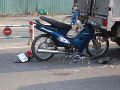 Va chạm kinh hoàng, xe máy ghim đầu vào đuôi ô tô