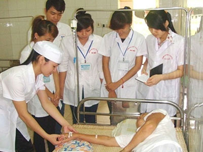 Bi hài sinh viên thực hành châm cứu, xoa bóp, bấm huyệt