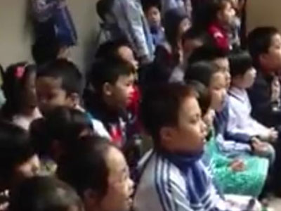Clip hàng trăm học sinh tiểu học thuộc làu và hát theo "Chắc ai đó sẽ về"