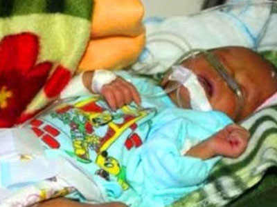 Đưa bé trai bị đẻ rơi xuống bồn cầu ra Hà Nội điều trị