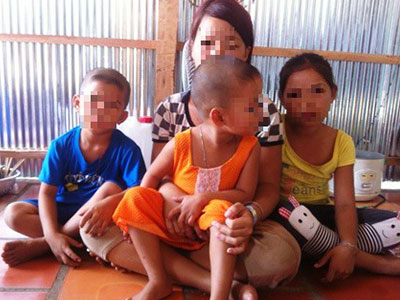 Vợ siết cổ chồng bằng khăn tắm, 4 đứa trẻ bơ vơ