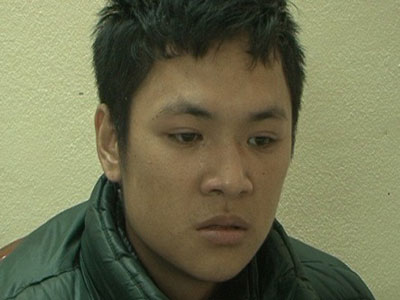 Vội mua ma túy, 2 con nghiện đâm gãy chân CSGT
