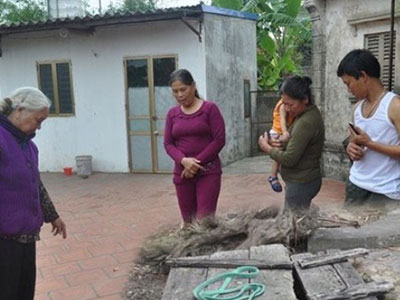 Bóp cổ em vợ, thả xuống giếng rồi chém trọng thương vợ, con