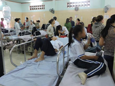 Hàng chục học sinh tiểu học nôn ói sau bữa ăn tại trường
