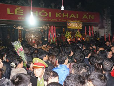 Hơn 2.000 người bảo vệ Lễ Khai ấn Đền Trần