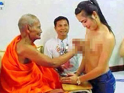 Nhà sư Thái Lan bị chỉ trích vì "sờ ngực" phụ nữ