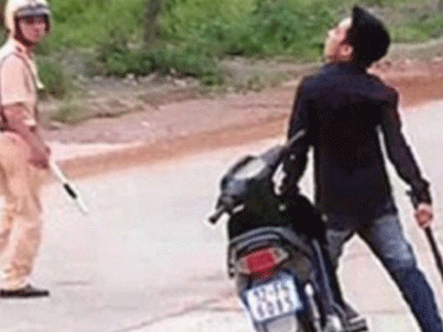 Bị truy đuổi, kẻ giết người vác dao chém loạn xạ công an