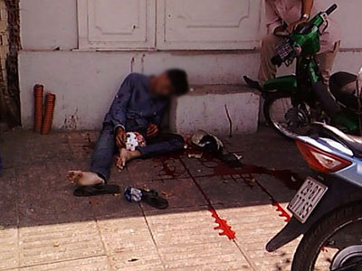 Chán đời, một thanh niên tự cắt cổ giữa phố
