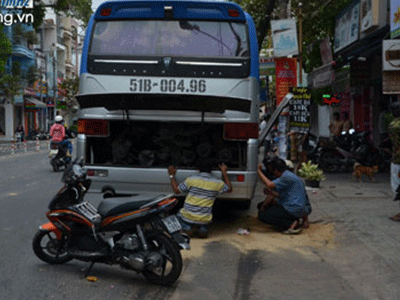 Dầu nhớt đổ ra đường, nhiều người té ngã