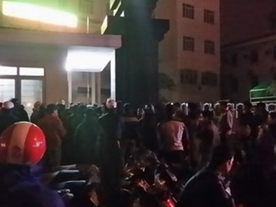 Đội mưa rét xếp hàng từ tờ mờ sáng mua vắc xin