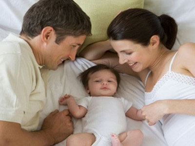 Lợi ích khi cho trẻ ngủ cùng bố mẹ