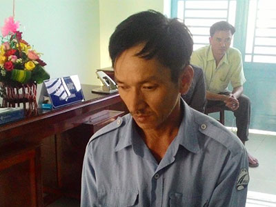 Anh trai cạy tủ trộm vàng của em gái