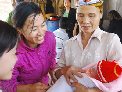 Bé trai sơ sinh bị bỏ rơi ở chuồng bò