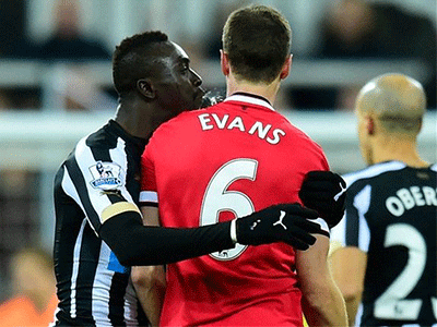 Nhổ nước bọt vào Evans, Cisse đối diện án phạt nặng
