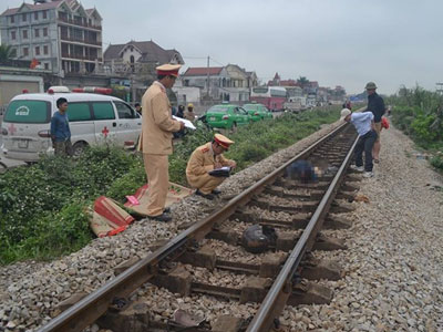 Thi thể người đàn ông giữa đường sắt
