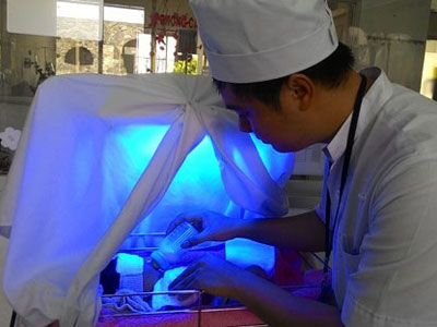 Bé sơ sinh chưa cắt dây rốn bị bỏ rơi trước cổng nhà