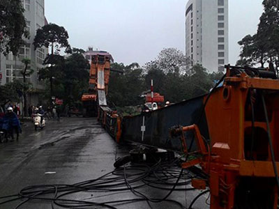 Hà Nội: Dân chạy tán loạn vì xe cẩu dài 50 mét đổ vật ra đường