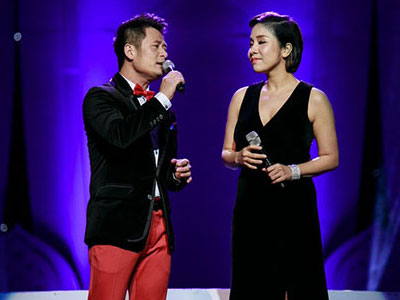 Bằng Kiều "hẫng" vì bị giật mic trên sân khấu Thủ đô