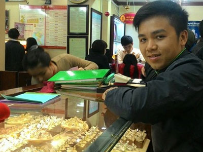 Đội mưa mua hoa, nhẫn đính hôn làm quà tặng 8/3
