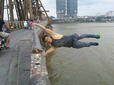 Đu thành cầu Long Biên, chàng trai được gọi là "Superman"