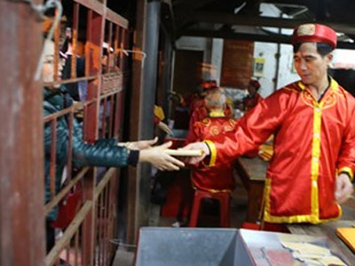Chẳng lẽ không có tiền không được phát ấn?