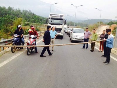 Dân rào đường cao tốc Nội Bài - Lào Cai gây ách tắc giao thông