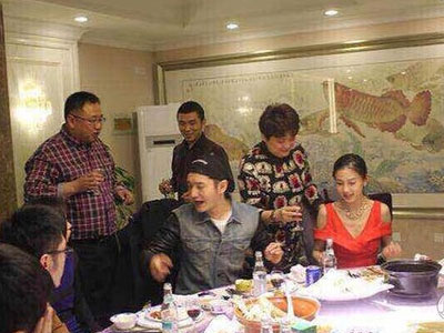 Lộ ảnh Angelababy mặc gợi cảm ra mắt bạn bè Huỳnh Hiểu Minh