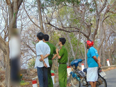 Người đàn ông chết trong tư thế treo cổ ven đường