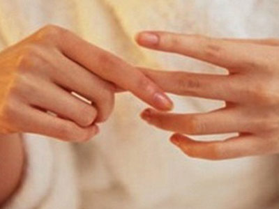 Có nên bẻ khớp ngón tay?