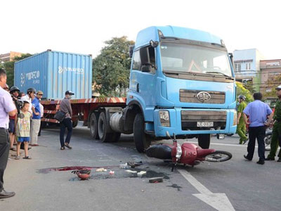Nữ công nhân bị xe tải cán qua người chết thương tâm