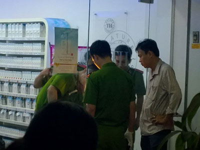 Nữ nhân viên bán sữa nằm trên vũng máu sau tiếng kêu thất thanh