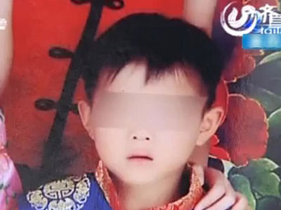 Xót xa em bé mất mạng sau khi ăn kẹo mút nhặt được bên lề đường