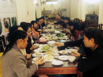 Công chức, dân nghèo Hà Nội đổ xô ăn tiệc chay miễn phí