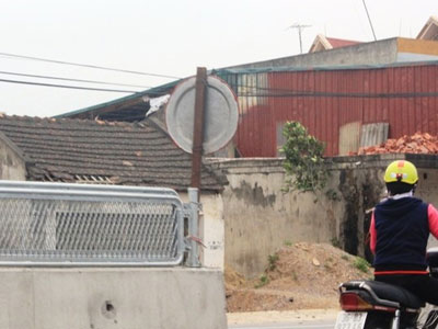 Dân tự chế biển báo giao thông bằng... mâm nhôm
