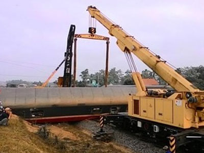 Điều cẩu 100 tấn cứu hộ tàu đâm đứt đôi xe tải