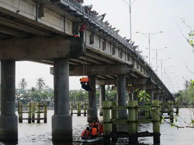 Giải cứu thanh niên mắc kẹt trên cầu khi nhảy sông tự tử