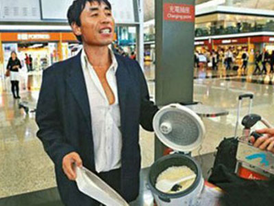 Hành khách nấu cơm ngay tại sân bay