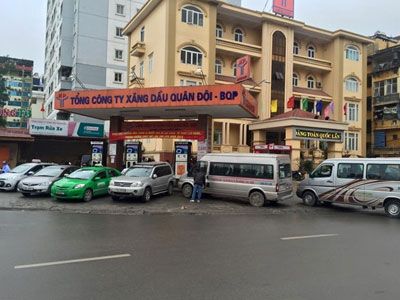 Ô tô xếp hàng chờ đổ xăng trước giờ tăng giá