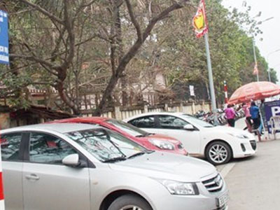 Thu phí trông xe vô tội vạ tại Hà Nội: Bị kiểm tra, các chủ điểm trông xe bỏ chạy