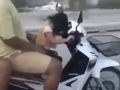 Clip: Hết hồn với bé gái 3 tuổi lái xe máy chở 4 người