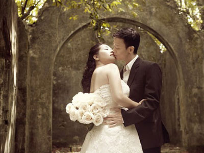 Thanh Thanh Hiền hôn con trai Chế Linh trong ảnh cưới